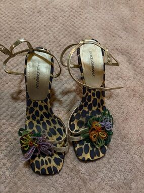 Vero Cuoio Gold Strappy Sandals with Beaded Floral Appliqué and Leopard Print